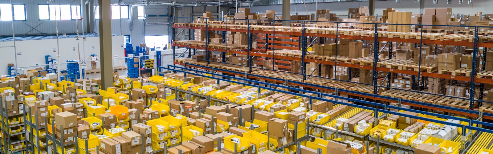 高标仓内部货架与整箱存拣作业场景